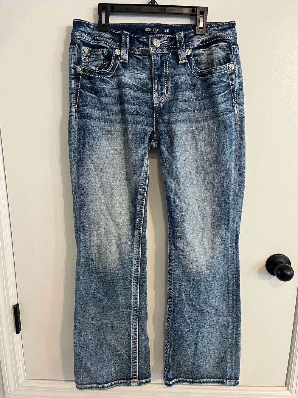 Women’s size 28X27 miss me mid rise feather embroidered Jeans